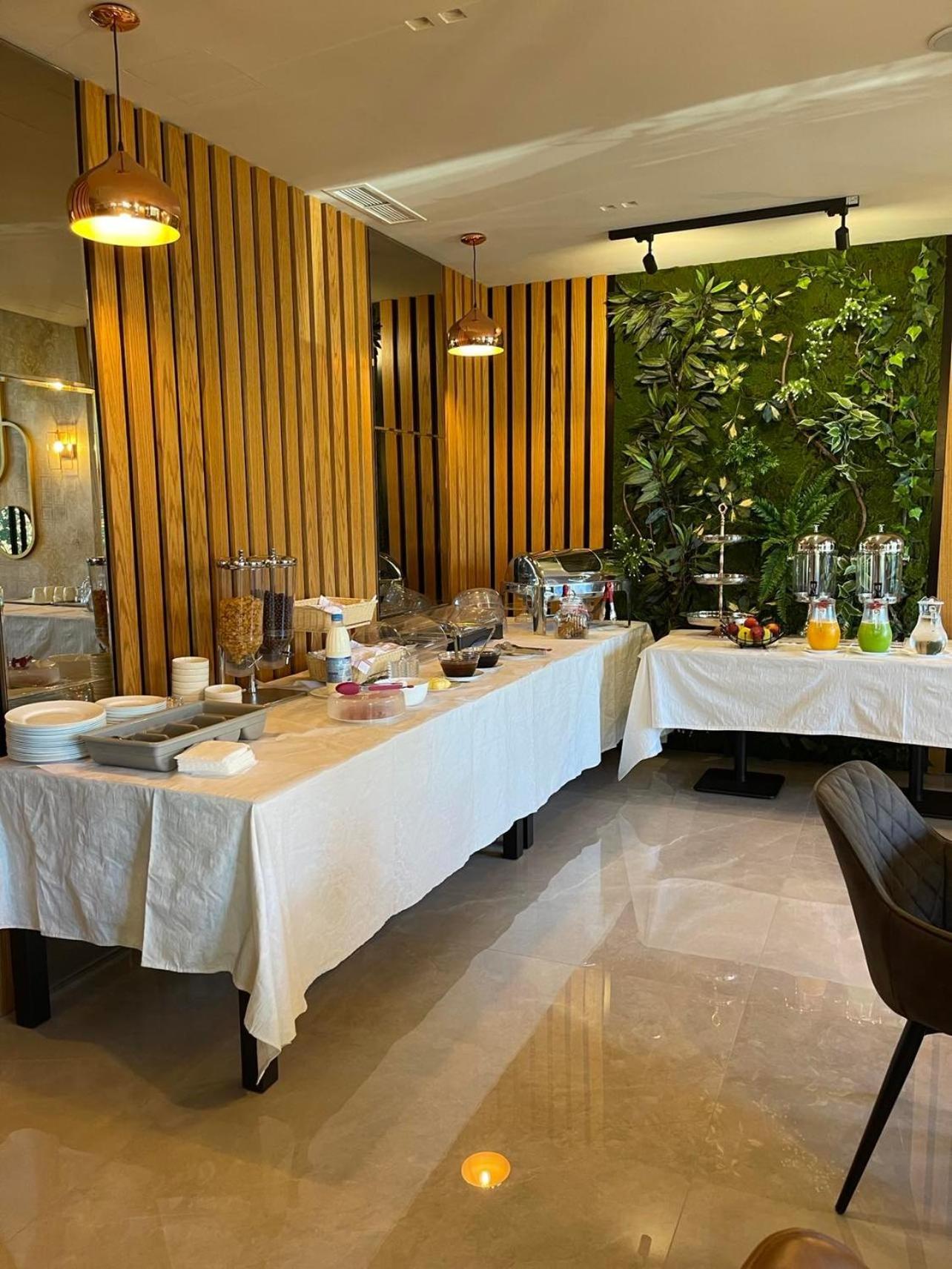 Hotel Erjuma Вльора Екстер'єр фото